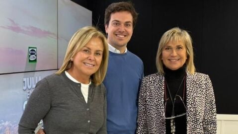 Rosa Clar&aacute; (izq.) y su hijo junto a Julia Otero en los estudios de Onda Cero Barcelona 