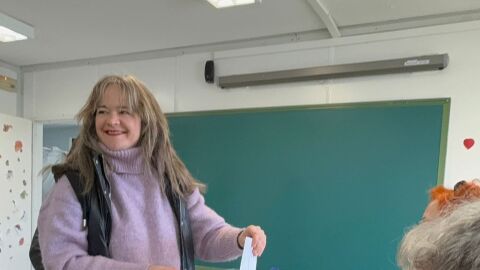 La candidata de Podemos- Alianza Verde, María Goikoetxea, ha votado en Villanueva de Gállego (Zaragoza)