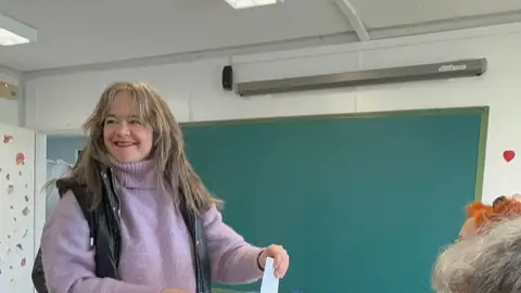 La candidata de Podemos- Alianza Verde, María Goikoetxea, ha votado en Villanueva de Gállego (Zaragoza) La candidata de Podemos- Alianza Verde, María Goikoetxea, ha votado en Villanueva de Gállego (Zaragoza)