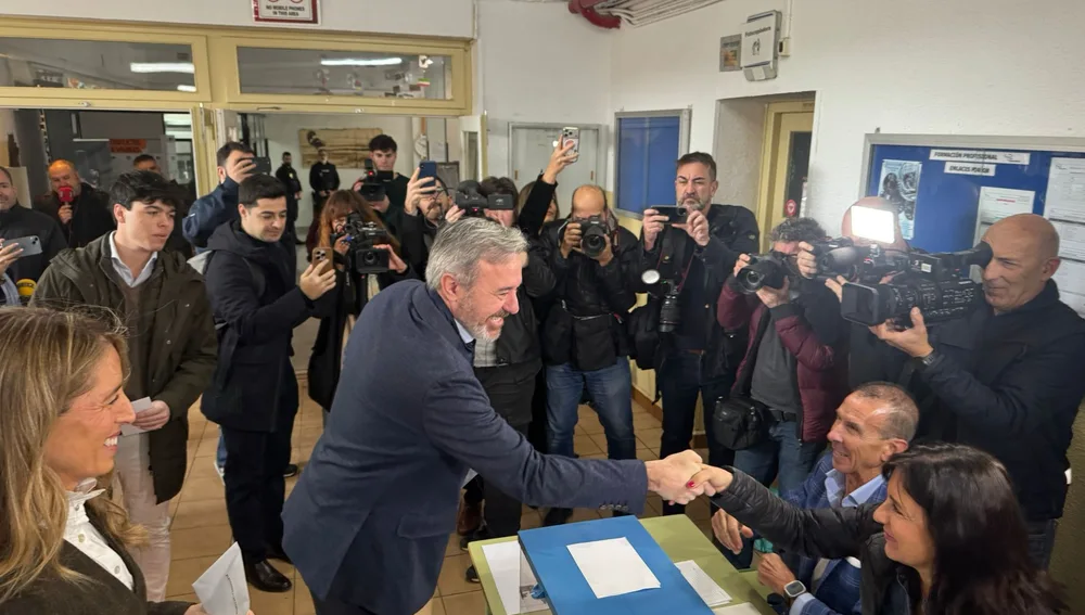 Jorge Azcón vota en el IES Virgen del Pilar Jorge Azcón vota en el IES Virgen del Pilar