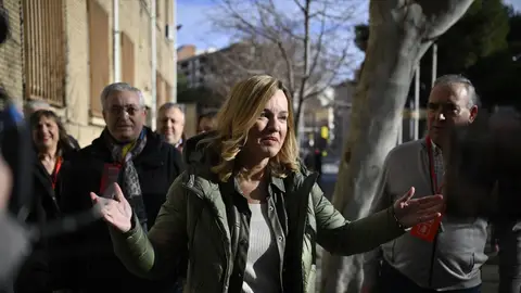 Pilar Alegría atiende a los medios tras votar en las elecciones de Aragón Pilar Alegría atiende a los medios tras votar en las elecciones de Aragón