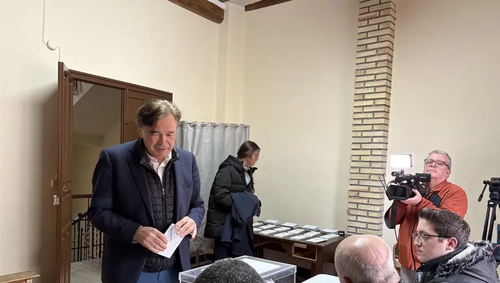 Tomás Guitarte, Coalición Existe. Ha votado en Navarrete del Río (Teruel) Tomás Guitarte, Coalición Existe. Ha votado en Navarrete del Río (Teruel)