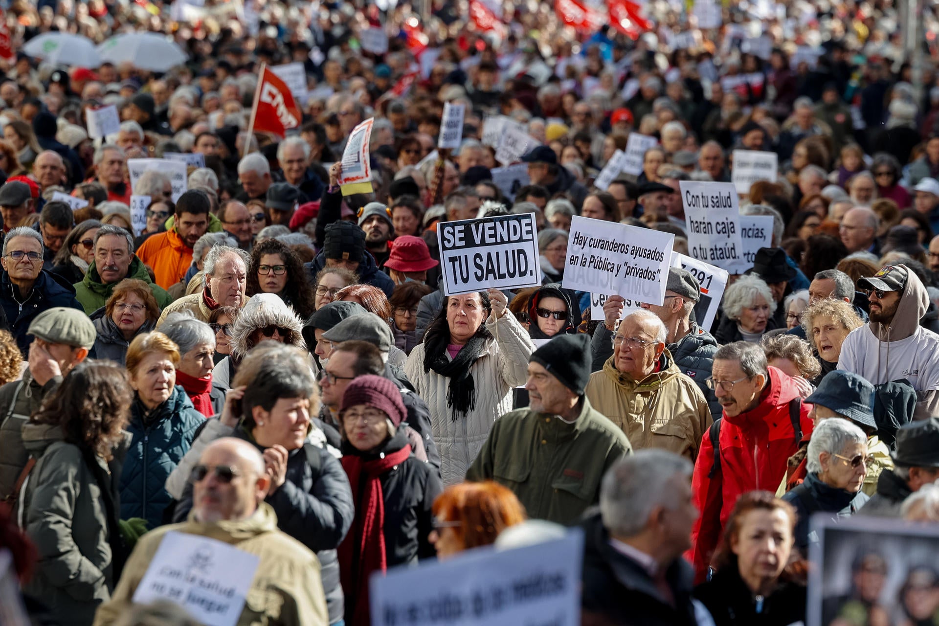 Miles de personas salen a las calles para defender la sanidad pública madrileña Miles de personas salen a las calles para defender la sanidad pública madrileña
