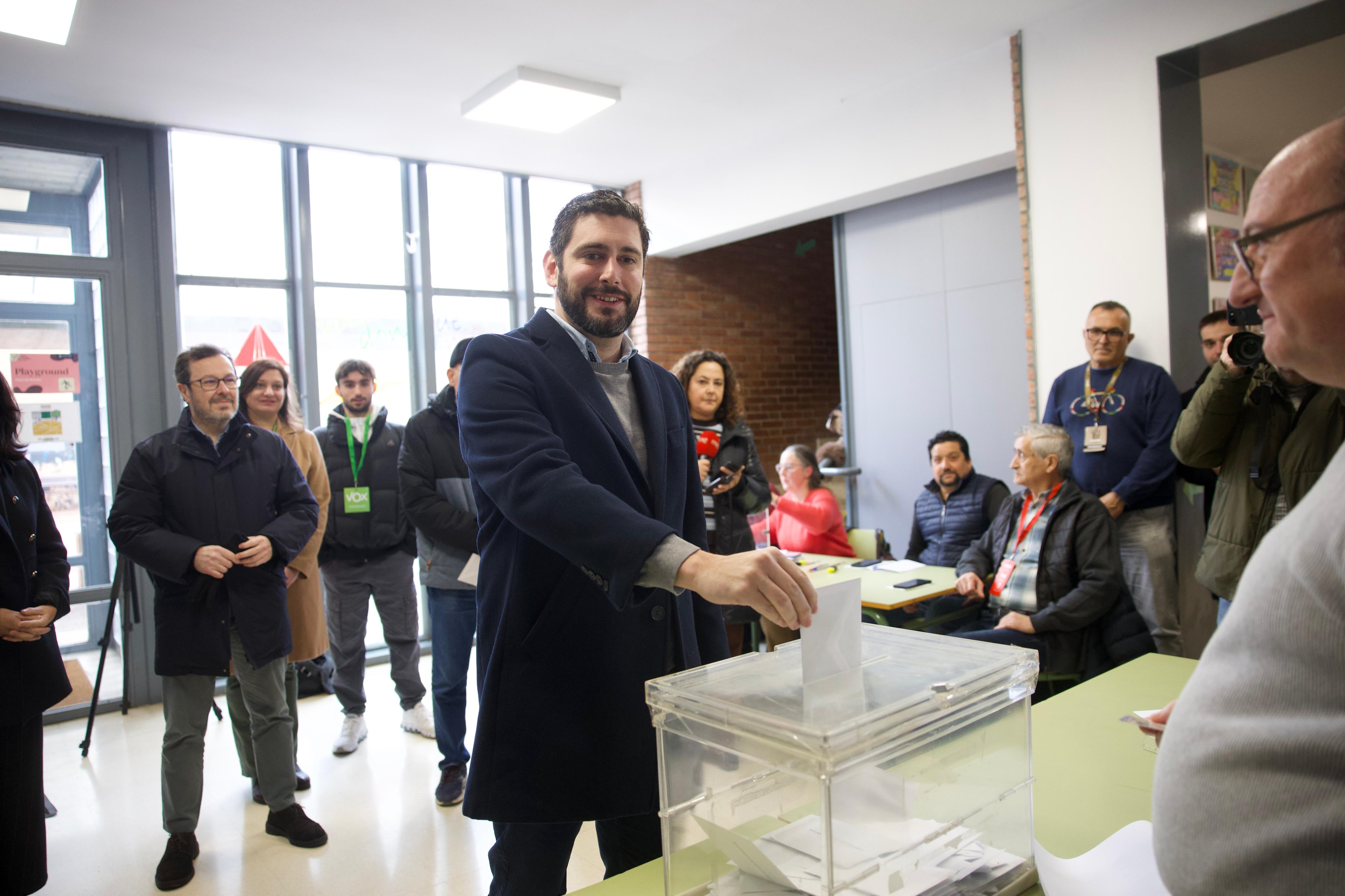 El candidato de VOX, Alejandro Nolasco, ha votado en el CEIP Miguel Vallés de Teruel El candidato de VOX, Alejandro Nolasco, ha votado en el CEIP Miguel Vallés de Teruel