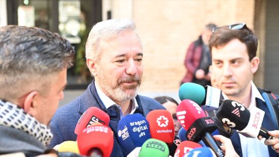 Jorge Azcón atiende a los medios tras votar en las elecciones de Aragón