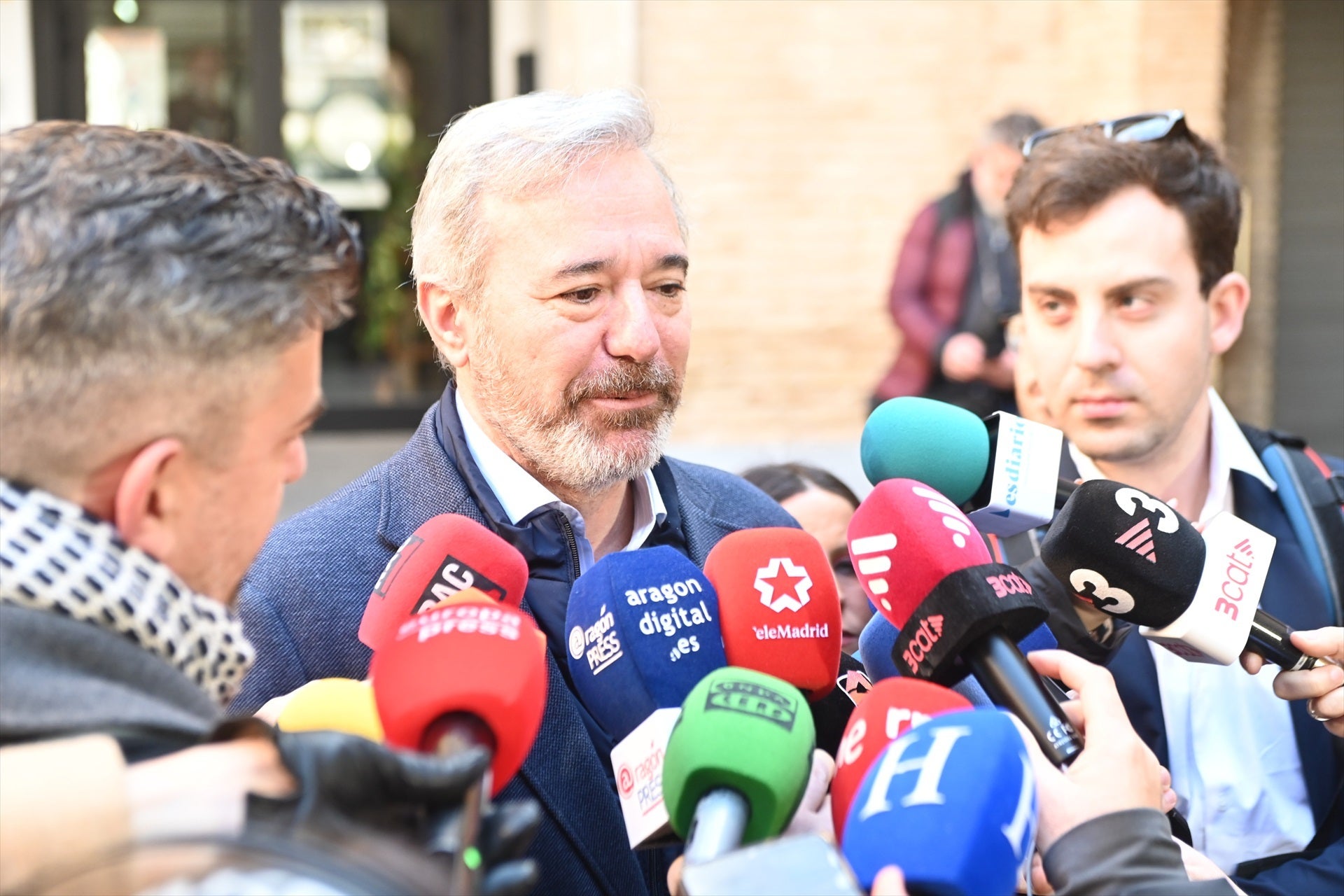 Jorge Azcón atiende a los medios tras votar en las elecciones de Aragón Jorge Azcón atiende a los medios tras votar en las elecciones de Aragón