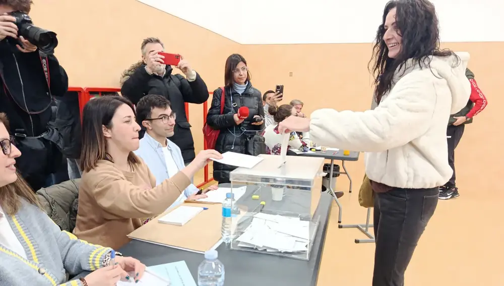 Marta Abengochea, Izquierda Unida- Moviento SUMAR, vota en el CPI Parque Venecia de Zaragoza Marta Abengochea, Izquierda Unida- Moviento SUMAR, vota en el CPI Parque Venecia de Zaragoza