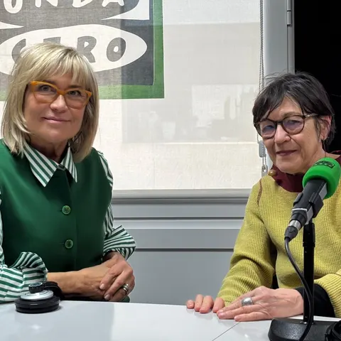 Mariona Roca (d) en los estudios de Onda Cero Barcelona