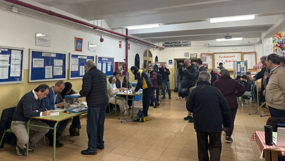 Votantes a las 10:00 horas en el IES Virgen del Pilar, donde vota Jorge Azcón Votantes a las 10:00 horas en el IES Virgen del Pilar, donde vota Jorge Azcón