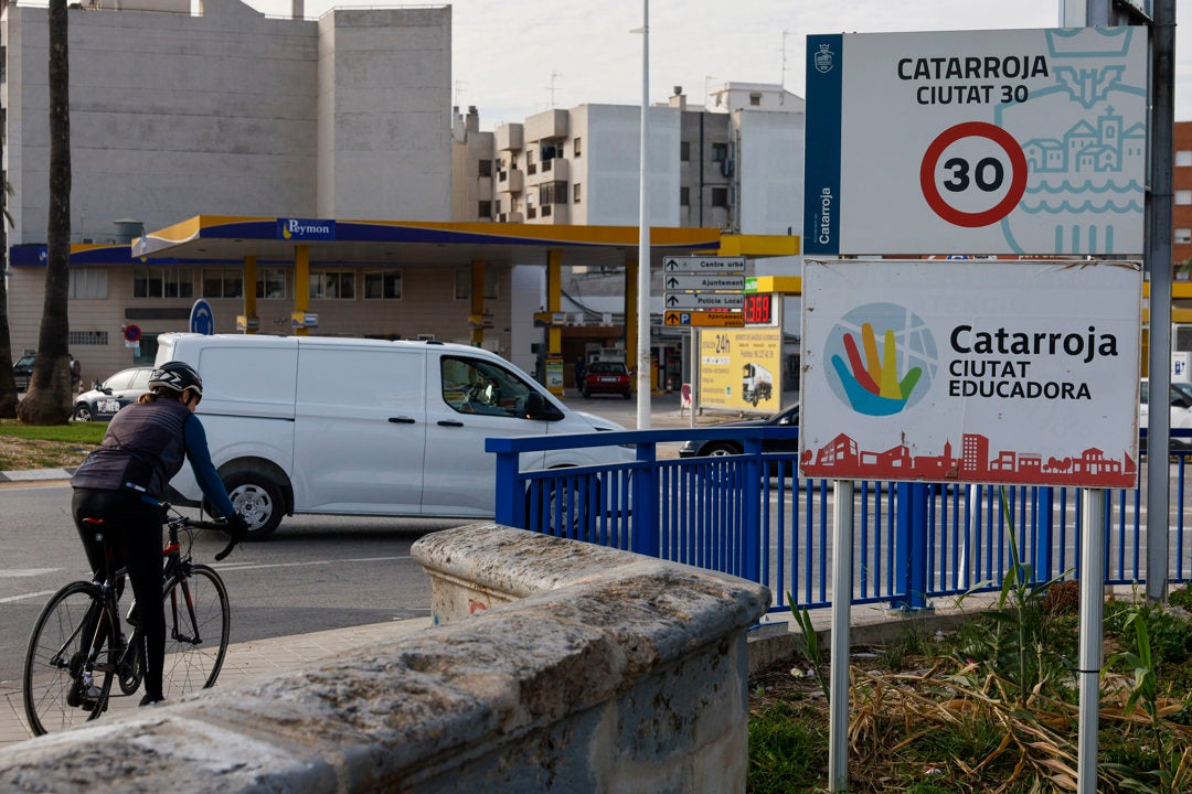 Vista de uno de los accesos a la localidad de Catarroja. Vista de uno de los accesos a la localidad de Catarroja.