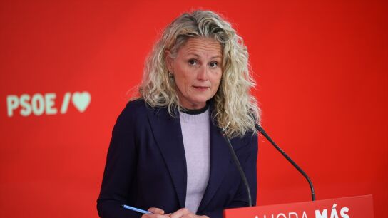La portavoz de la CEF, Montse M&iacute;nguez, ofrece una rueda de prensa tras la reuni&oacute;n de la Comisi&oacute;n Ejecutiva Federal del PSOE