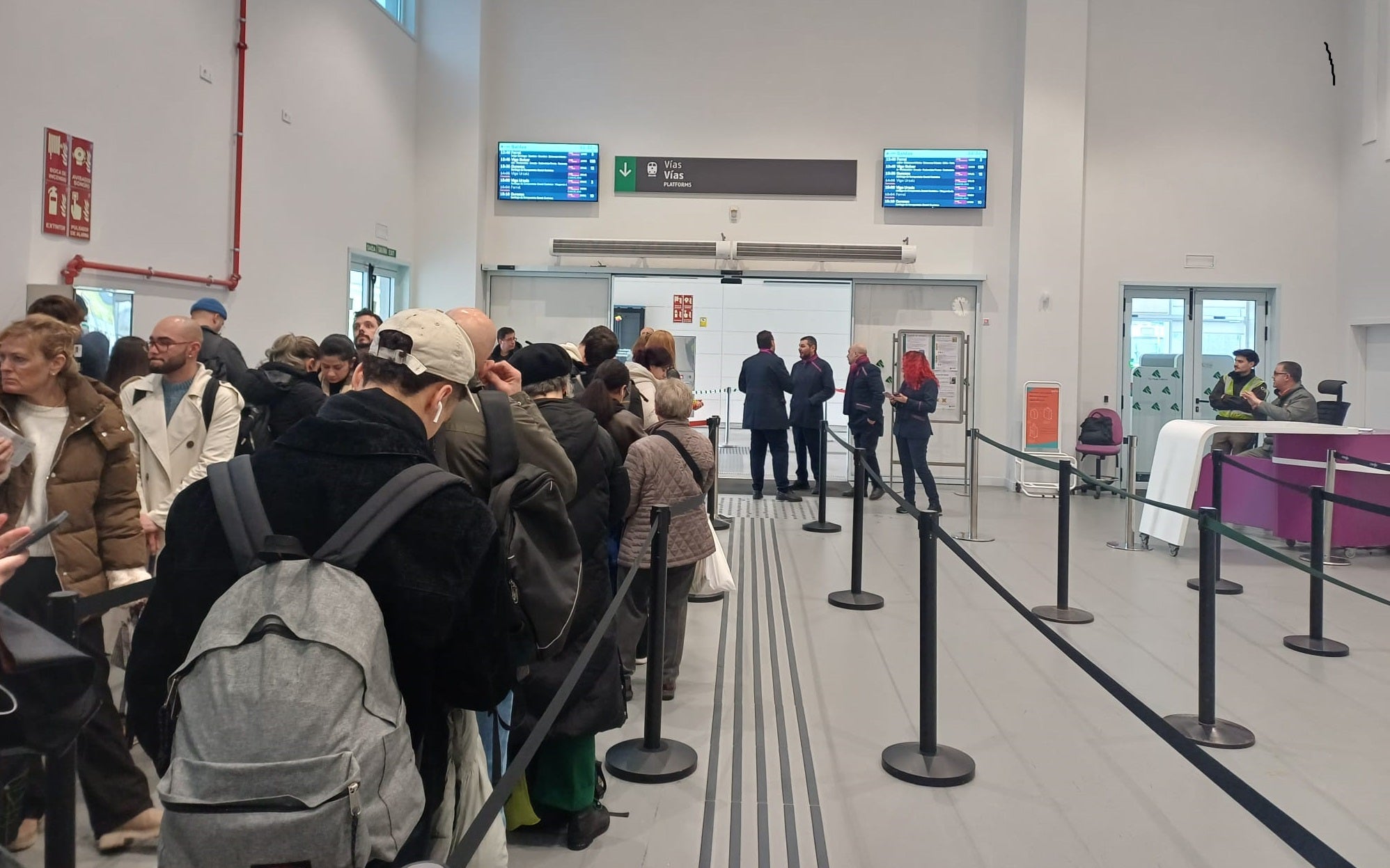 Servicios mínimos, retrasos y alguna queja en la estación provisional de tren de A Coruña Servicios mínimos, retrasos y alguna queja en la estación provisional de tren de A Coruña