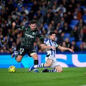 Víctor Chust intenta evitar el remate de Guedes ante Iñaki Peña en el Real Sociedad-Elche.