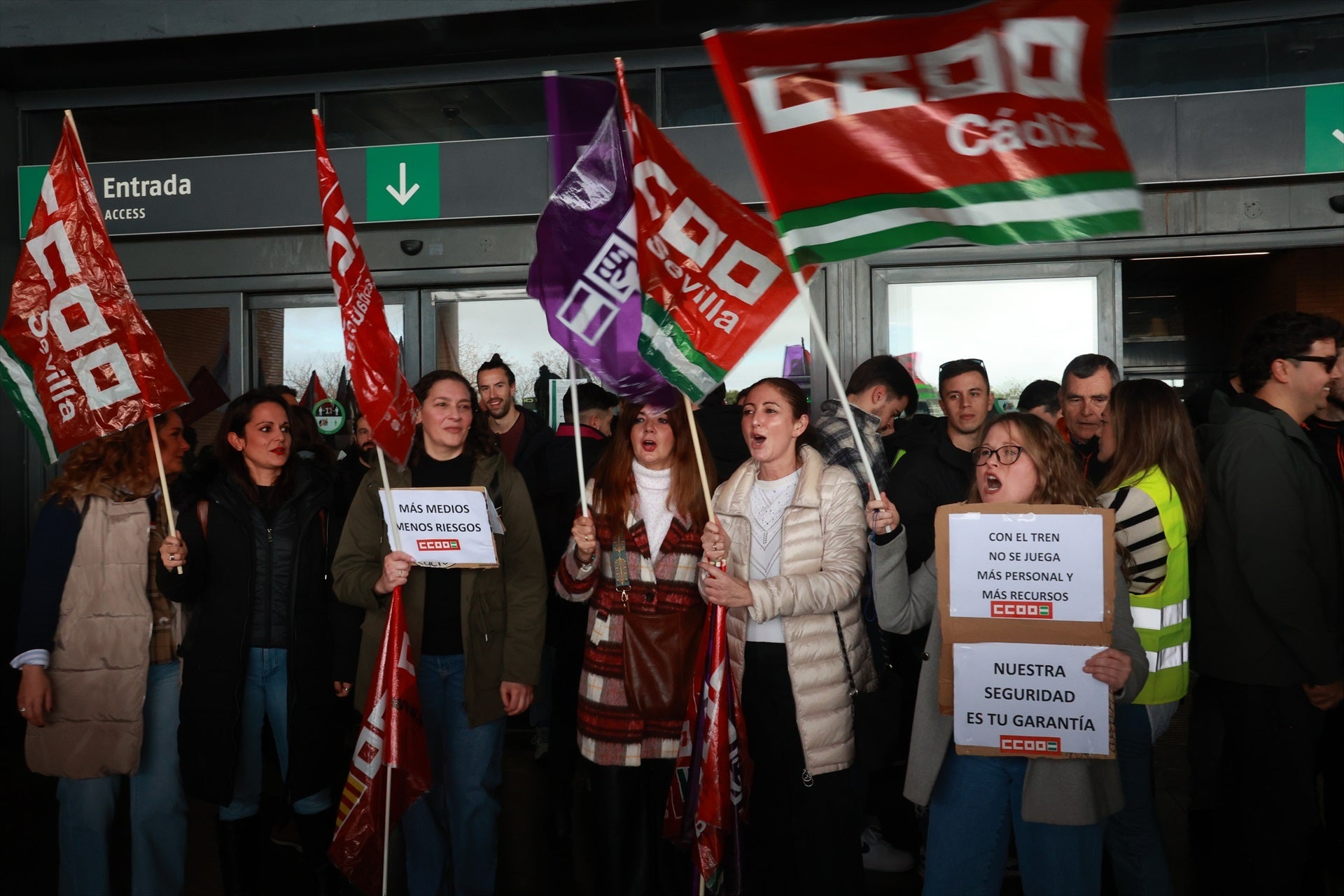 Los sindicatos ferroviarios desconvocan la huelga de trenes sin el apoyo de los sindicatos minoritarios Los sindicatos ferroviarios desconvocan la huelga de trenes sin el apoyo de los sindicatos minoritarios