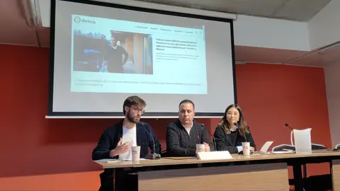 El Hamid, en una roda de premsa amb l'Observatori DESCA i SOS Racisme El Hamid, en una roda de premsa amb l'Observatori DESCA i SOS Racisme