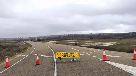 Varias carreteras de los Valles de Benavente (Zamora) cortadas debido a la presencia de grandes bolsas de agua. Por qué las carreteras están llenas de baches por las intensas lluvias