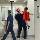 Capas y máscaras de superhéroes para el traslado de pacientes pediátricos a quirófano, en Quirónsalud Málaga Capas y máscaras de superhéroes para el traslado de pacientes pediátricos a quirófano, en Quirónsalud Málaga