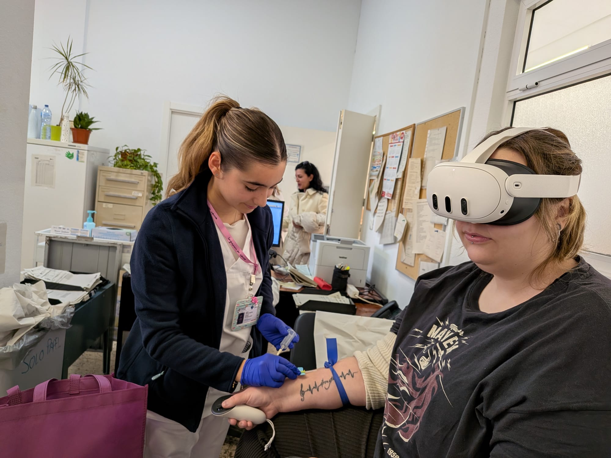 El Hospital General de Elche implanta la realidad virtual para reducir la ansiedad durante extracciones de sangre El Hospital General de Elche implanta la realidad virtual para reducir la ansiedad durante extracciones de sangre