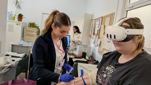 El Hospital General de Elche implanta la realidad virtual para reducir la ansiedad durante extracciones de sangre. El Hospital General de Elche implanta la realidad virtual para reducir la ansiedad durante extracciones de sangre.