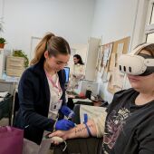 El Hospital General de Elche implanta la realidad virtual para reducir la ansiedad durante extracciones de sangre.