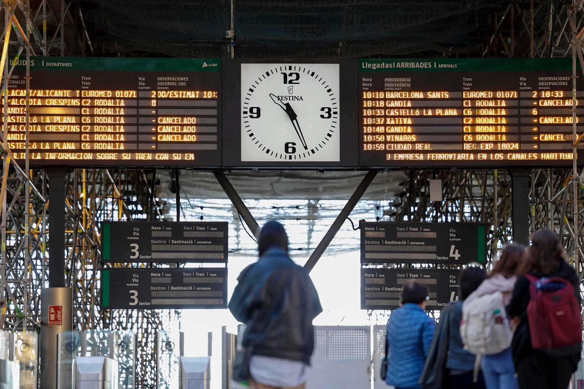 Taquillas cerradas y retrasos en la primera jornada de huelga ferroviaria en la Comunitat Valenciana Taquillas cerradas y retrasos en la primera jornada de huelga ferroviaria en la Comunitat Valenciana