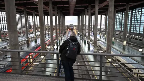 Un viajero afectados por la huelga de trabajadores ferroviarios Comienza la huelga de trenes y maquinistas: más de 330 trenes cancelados y servicios mínimos del 75%