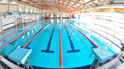 Imagen de archivo de una piscina. Imagen de archivo de una piscina.