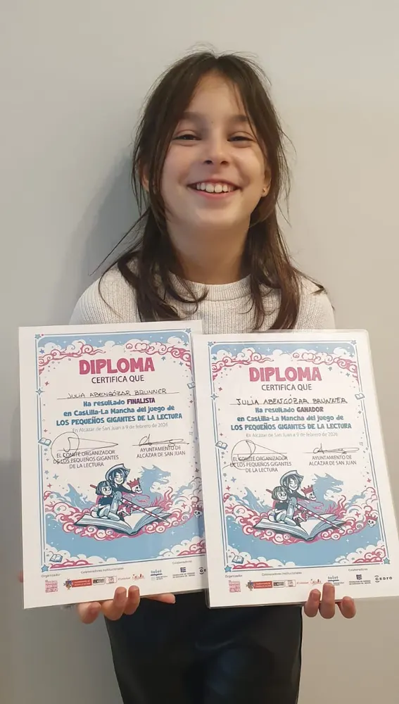 La ganadora de la IV edición de este certamen muestra su título La ganadora de la IV edición de este certamen muestra su título