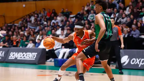 El Asisa Joventut se lleva un durísimo encuentro ante el Valencia Basket El Asisa Joventut se lleva un durísimo encuentro ante el Valencia Basket