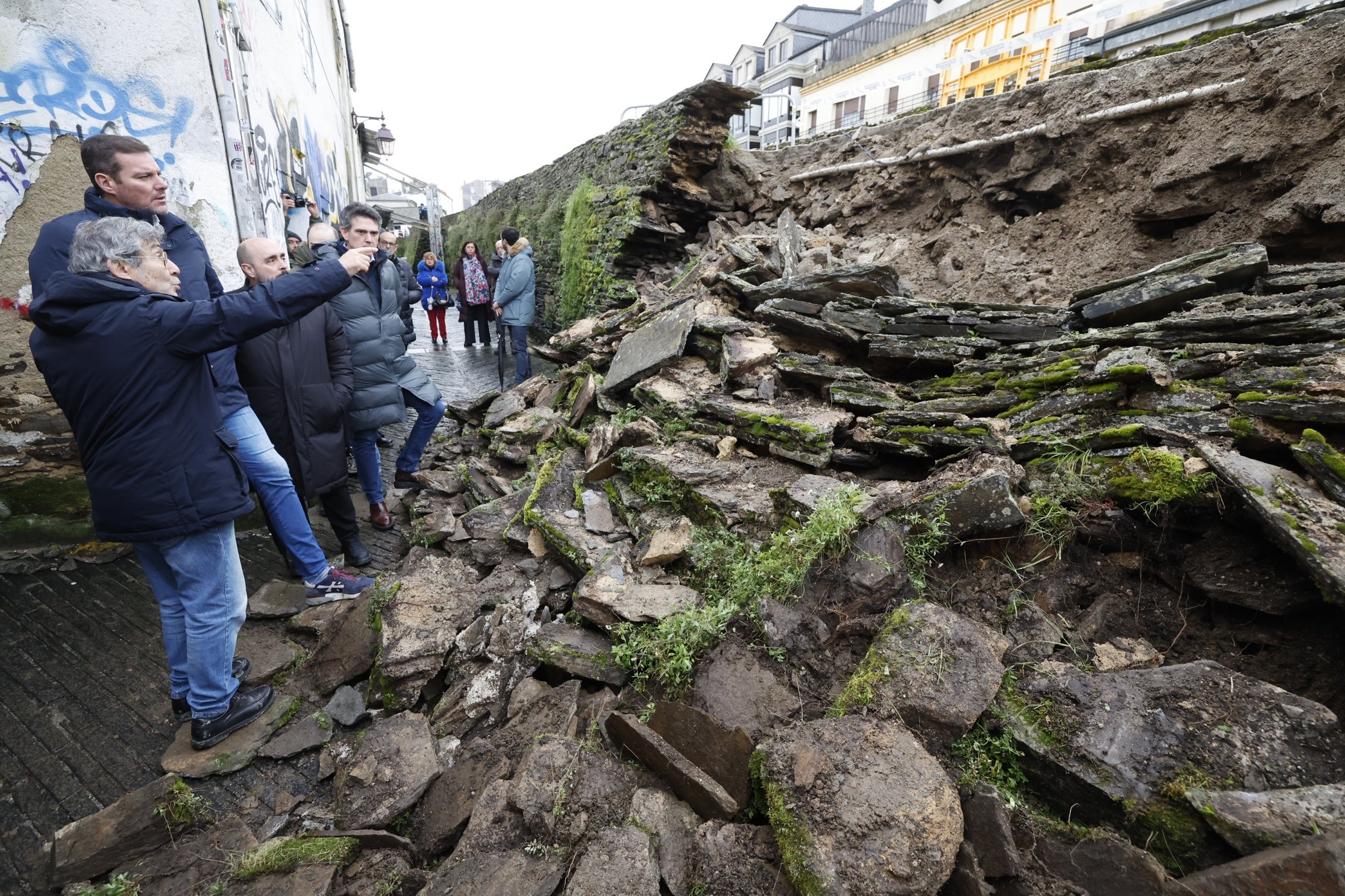 La Xunta actuará de urgencia para reparar el derrumbe de la Muralla. La Xunta actuará de urgencia para reparar el derrumbe de la Muralla.