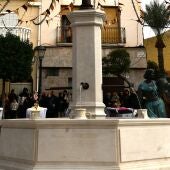 Pinoso ha recuperado la fuente original de la plaza del Ayuntamiento con una réplica de la de 1826.