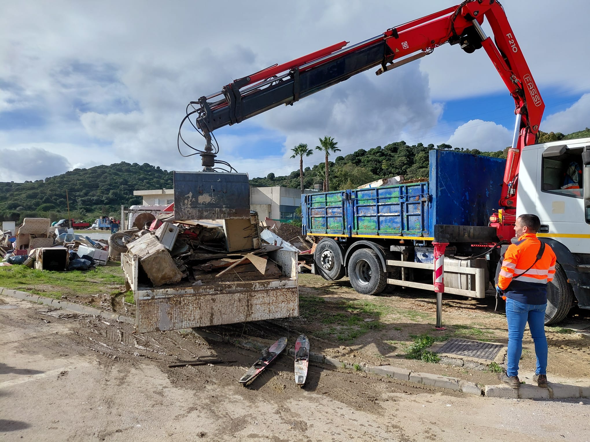 Mancomunidad y Urbaser colaboran en la retirada de enseres en las zonas anegadas de Secadero Mancomunidad y Urbaser colaboran en la retirada de enseres en las zonas anegadas de Secadero