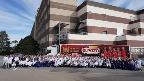 Foto de grupo de los asistentes al Plan de Mercado 2026, con la imagen del patrocinio de la Selección Española. Foto de grupo de los asistentes al Plan de Mercado 2026, con la imagen del patrocinio de la Selección Española.