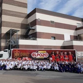 Foto de grupo de los asistentes al Plan de Mercado 2026, con la imagen del patrocinio de la Selección Española. Foto de grupo de los asistentes al Plan de Mercado 2026, con la imagen del patrocinio de la Selección Española.