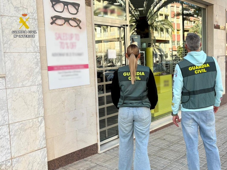 La Guardia Civil detiene a cuatro personas por el robo en una óptica de la pedanía de La Marina de Elche La Guardia Civil detiene a cuatro personas por el robo en una óptica de la pedanía de La Marina de Elche