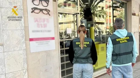 La Guardia Civil detiene a cuatro personas por el robo en una óptica de la pedanía de La Marina de Elche. La Guardia Civil detiene a cuatro personas por el robo en una óptica de la pedanía de La Marina de Elche.