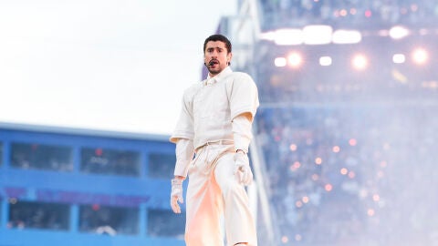 Bad Bunny luci&oacute; una camiseta con un 64 en la Super Bowl 2026