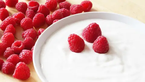 yogur con frambuesas ¿Es el kéfir mejor que el yogur para nuestra salud intestinal? Esto dice la ciencia