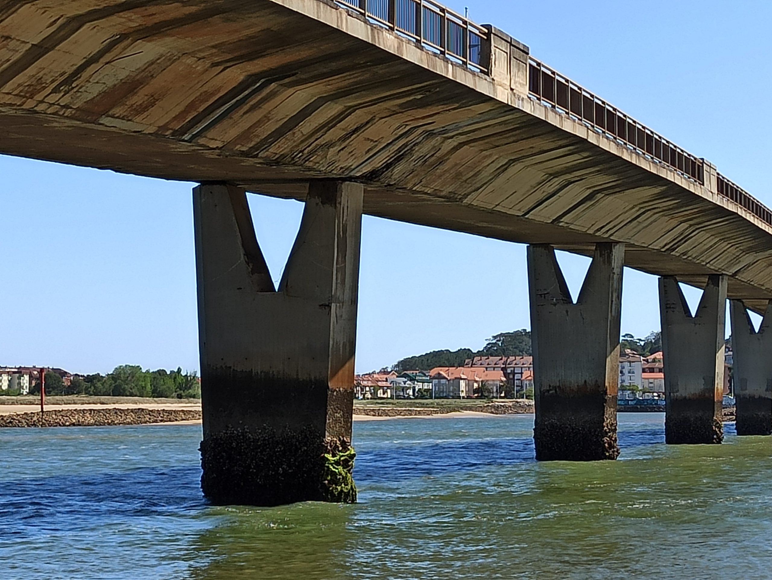 La rehabilitación del puente sobre la Ría de Cubas casi triplicará su coste tras aprobarse una obra de emergencia La rehabilitación del puente sobre la Ría de Cubas casi triplicará su coste tras aprobarse una obra de emergencia