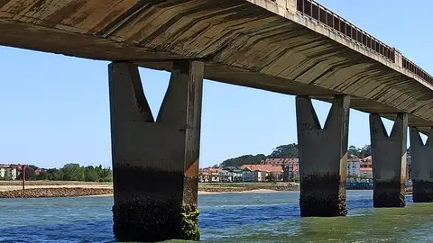 La rehabilitación del puente sobre la Ría de Cubas casi triplicará su coste tras aprobarse una obra de emergencia La rehabilitación del puente sobre la Ría de Cubas casi triplicará su coste tras aprobarse una obra de emergencia
