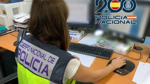 Una agente de la Policía Nacional de Alicante Una agente de la Policía Nacional de Alicante