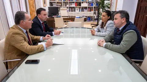 La Diputación de Huelva pone a disposición de la FAMP su modelo de red pública de cajeros automáticos La Diputación de Huelva pone a disposición de la FAMP su modelo de red pública de cajeros automáticos