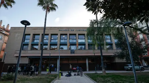 En la imagen, varios medios de comunicación a las puertas de los juzgados de Catarroja (Valencia). En la imagen, varios medios de comunicación a las puertas de los juzgados de Catarroja (Valencia).
