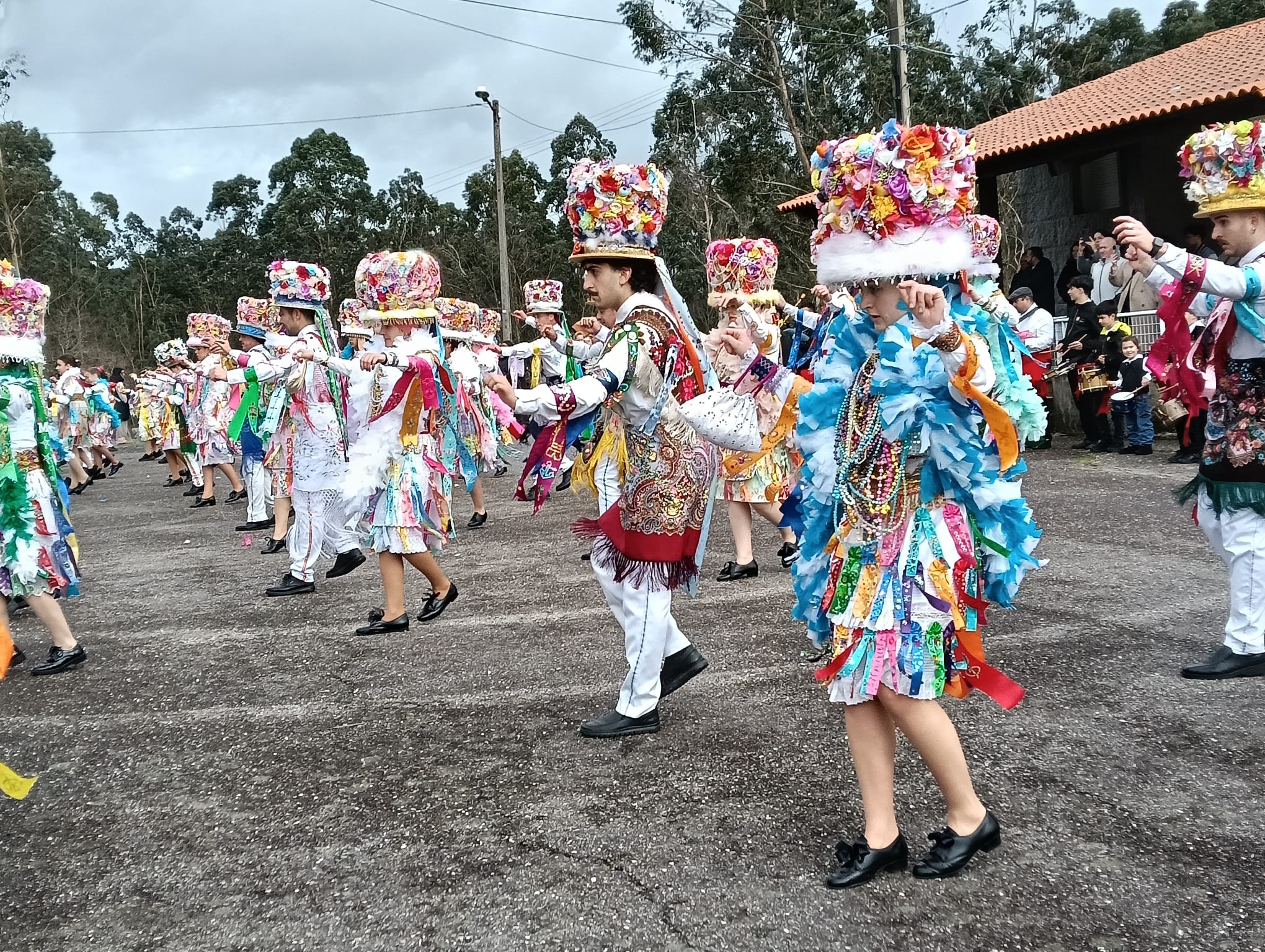 O Entroido de Cobres deslumbra a ritmo do novo baile de 'riomaior' na sua presentación en barrios e parroquias O Entroido de Cobres deslumbra a ritmo do novo baile de 'riomaior' na sua presentación en barrios e parroquias
