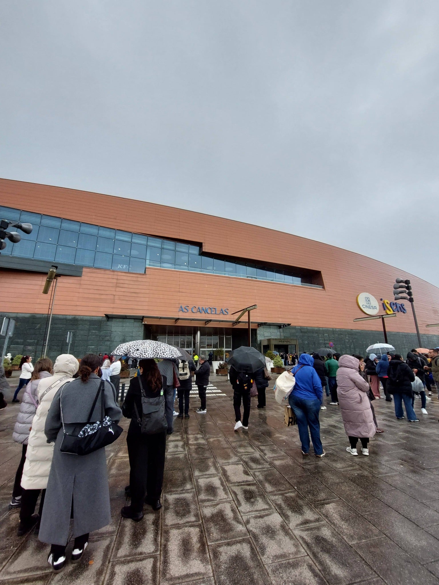Desalojan el centro comercial As Cancelas por un incendio en una máquina de aire acondicionado de la azotea Desalojan el centro comercial As Cancelas por un incendio en una máquina de aire acondicionado de la azotea
