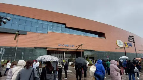 Desalojan el centro comercial As Cancelas por un incendio en una máquina de aire acondicionado de la azotea Desalojan el centro comercial As Cancelas por un incendio en una máquina de aire acondicionado de la azotea