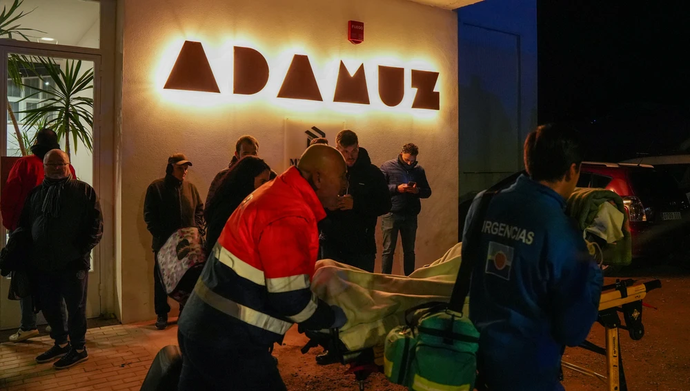 Servicios sanitarios auxiliando a las víctimas en Adamuz. Servicios sanitarios auxiliando a las víctimas en Adamuz.