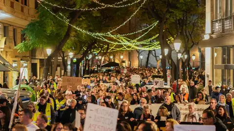 Archivo - Decenas de personas durante una manifestación convocada bajo el lema 'Mazón a presò', a 29 de noviembre de 2025, en Valencia. Archivo - Decenas de personas durante una manifestación convocada bajo el lema 'Mazón a presò', a 29 de noviembre de 2025, en Valencia.