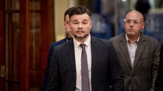 El portavoz de ERC en el Congreso, Gabriel Rufi&aacute;n, a su llegada a una sesi&oacute;n plenaria, en el Congreso de los Diputados, a 10 de febrero de 2026