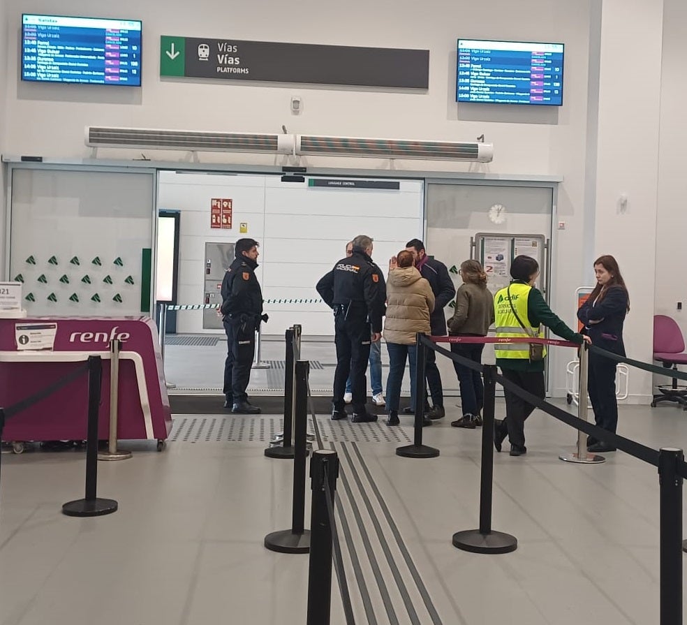 Día de lotería en la estación provisional de tren de A Coruña, con unos trenes circulando y otros no Día de lotería en la estación provisional de tren de A Coruña, con unos trenes circulando y otros no